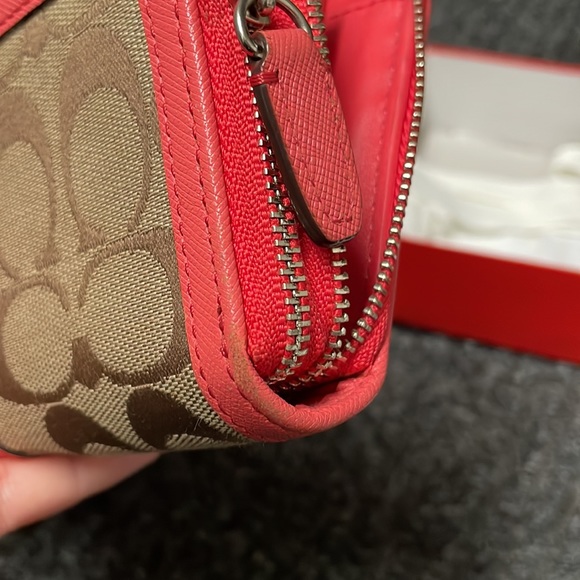 Coach wristlet with original box and fabric cleaner - Picture 10 of 11